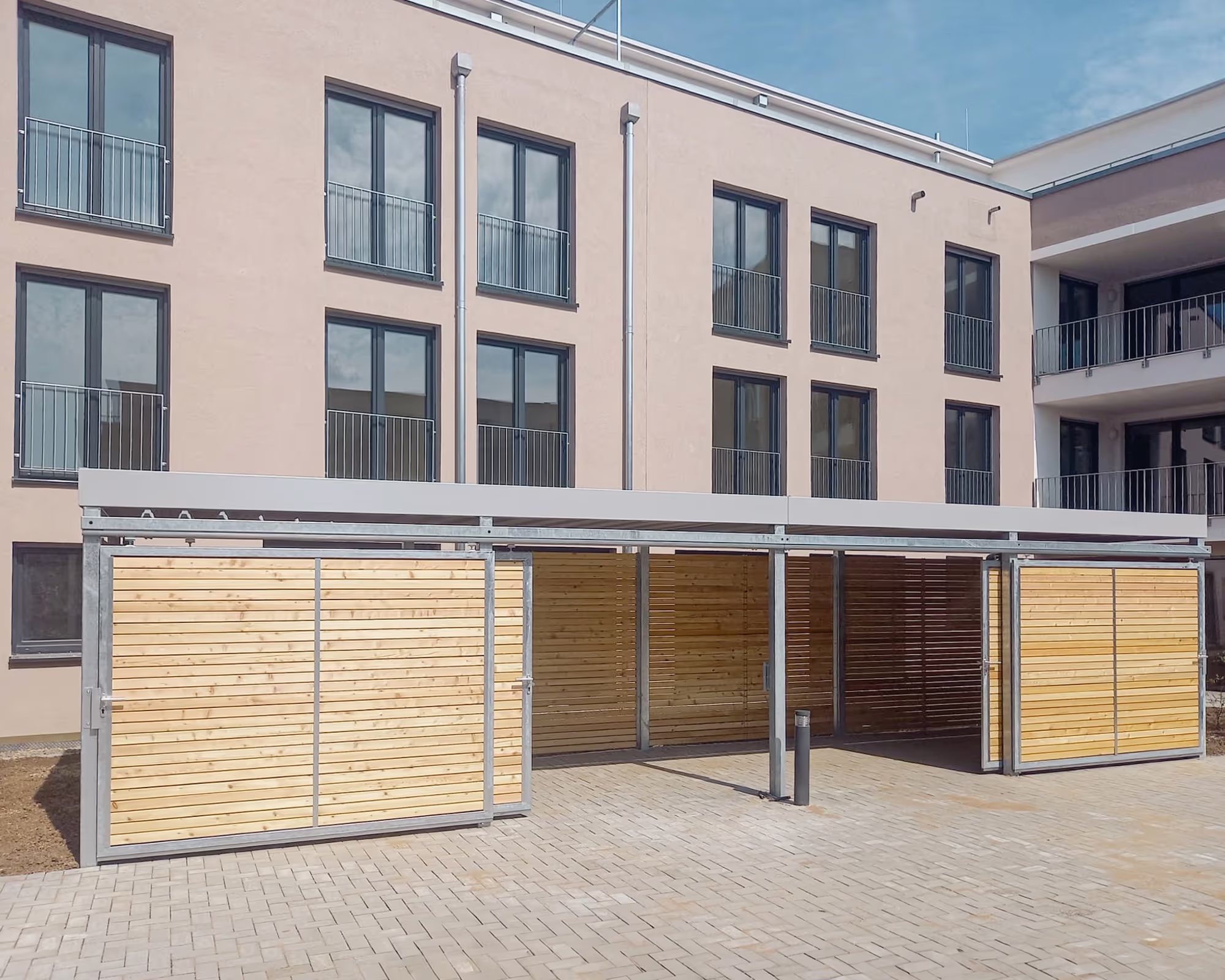 Breite Schiebetür mit Holzverkleidung