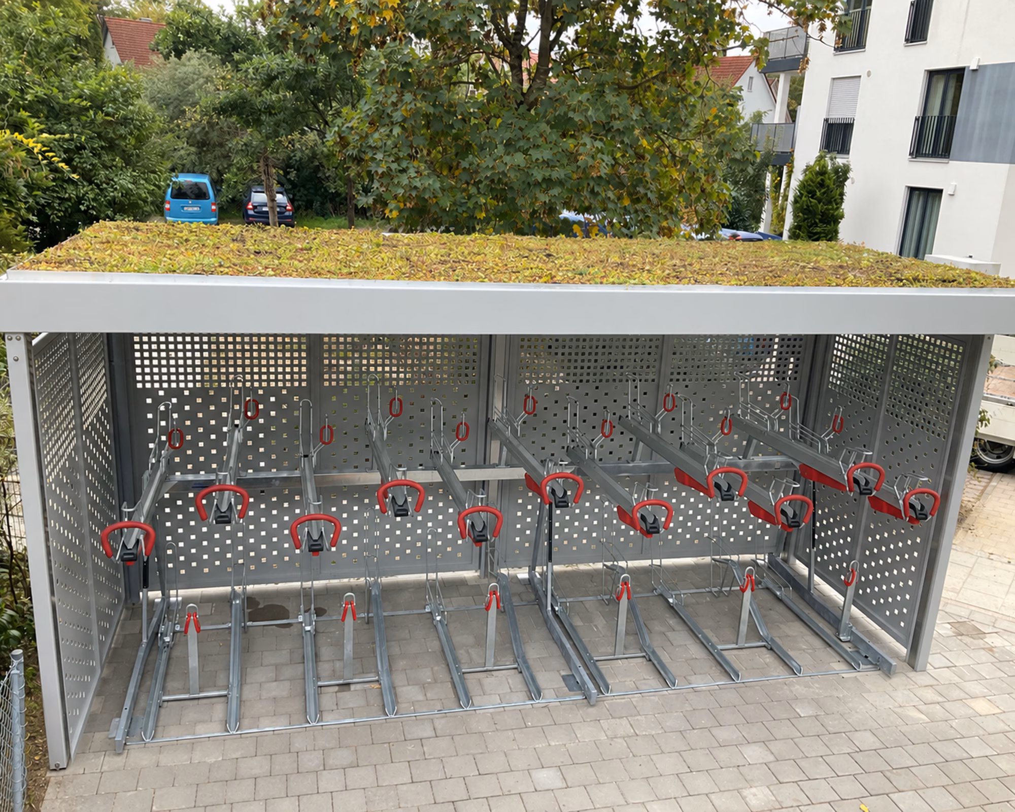 Fahrradabstellanlage mit begrüntem Dach